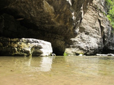 Acqua e roccia a formare piccoli angoli meravigliosi sul letto del Vinadia.