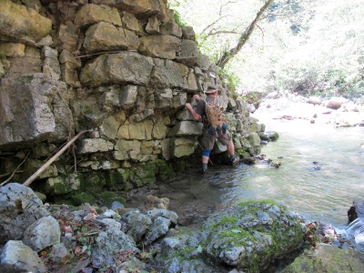 Non solo di guadi si bagna l'uomo. Anche per raggiungere la cascata del Picchions siamo costretti ad assaggiare l'acqua.