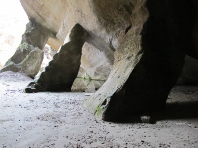 Possenti pilastri lasciati a sostegno delle grotte artificiali.