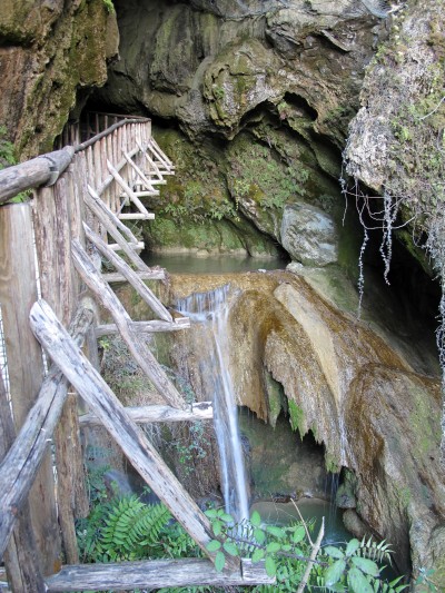 Su passerella ci si avvicina all'imboccatura sud delle Grotte del Caglieron.