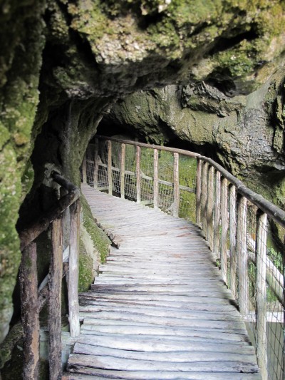 Particolare dell'ingresso sud delle Grotte del Caglieron.