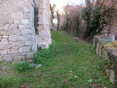 Il sentiero 1037b, lascia il borgo e si avvicina rapidamente alle Grotte del Caglieron.
