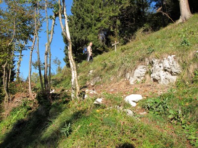 Alla fine della sterrata, sulla sinistra, inizia il sentiero per la cima del Monte Cimone.
