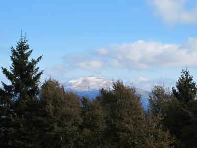 Dalla cima del Monte Cimone il Visentin appare ancora impolverato di bianco, dopo la recente nevicata.