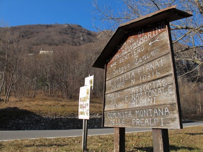 Il grande cartello lungo la strada per Passo San Boldo: l'inizio del sentiero Zanin.