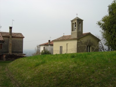 Villa di Villa: la chiesetta della Madonna delle Grazie.