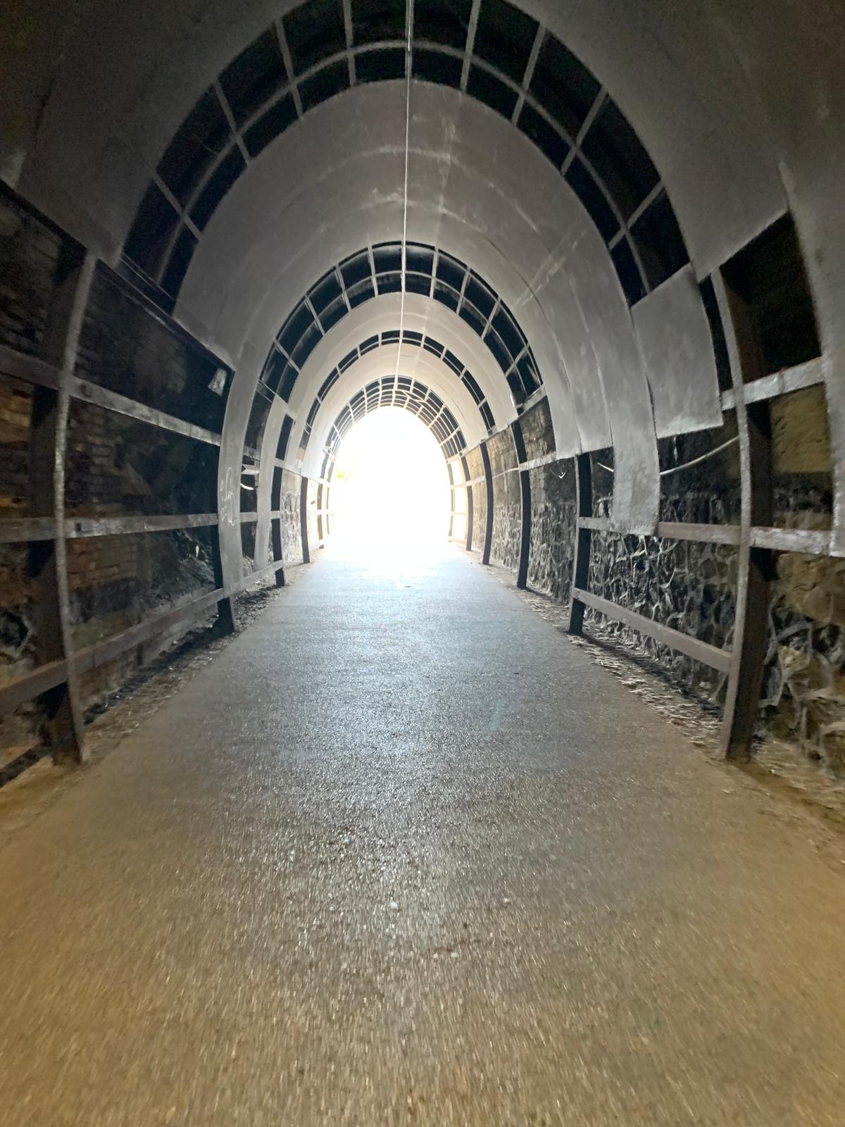 Sulle ciclabili tra Arenzano e Savona tutte le gallerie sono munite di luci e ben tenute. Alcune però hanno anche un tocco da artista.
