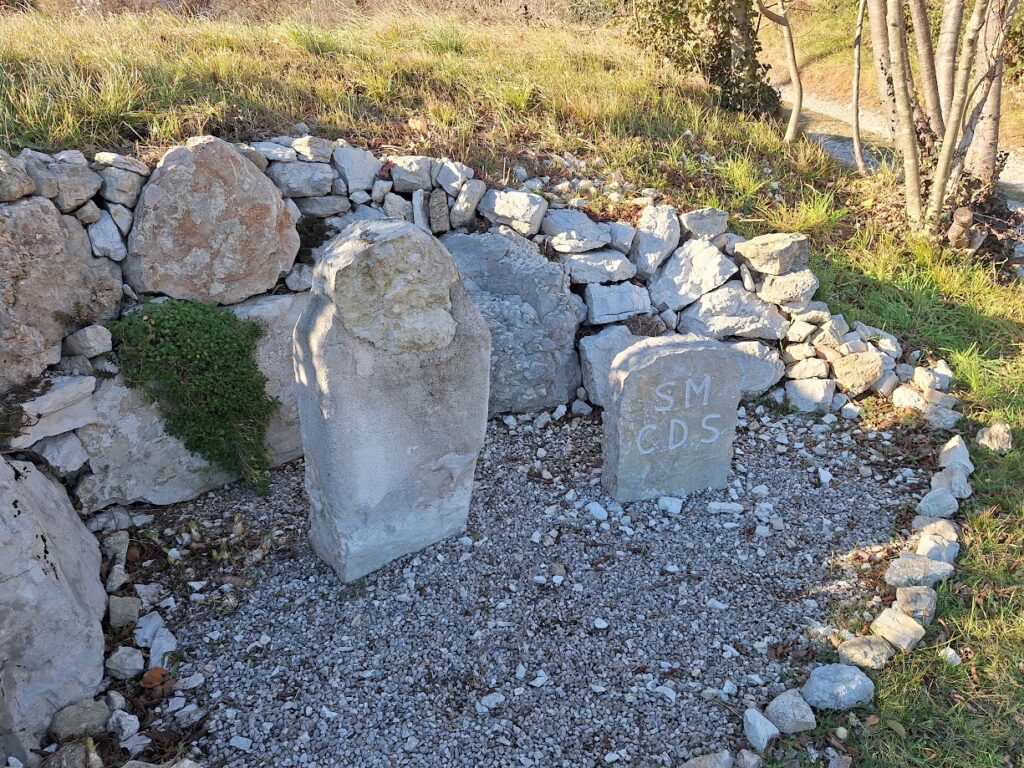 Cippo di confine tra Revine e Serravalle e sua riproduzione