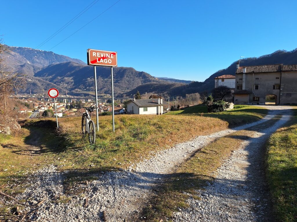 Col della Spina dove sono ubicati i termen. Noi proseguiamo lungo la strada segnata dal divieto di accesso.