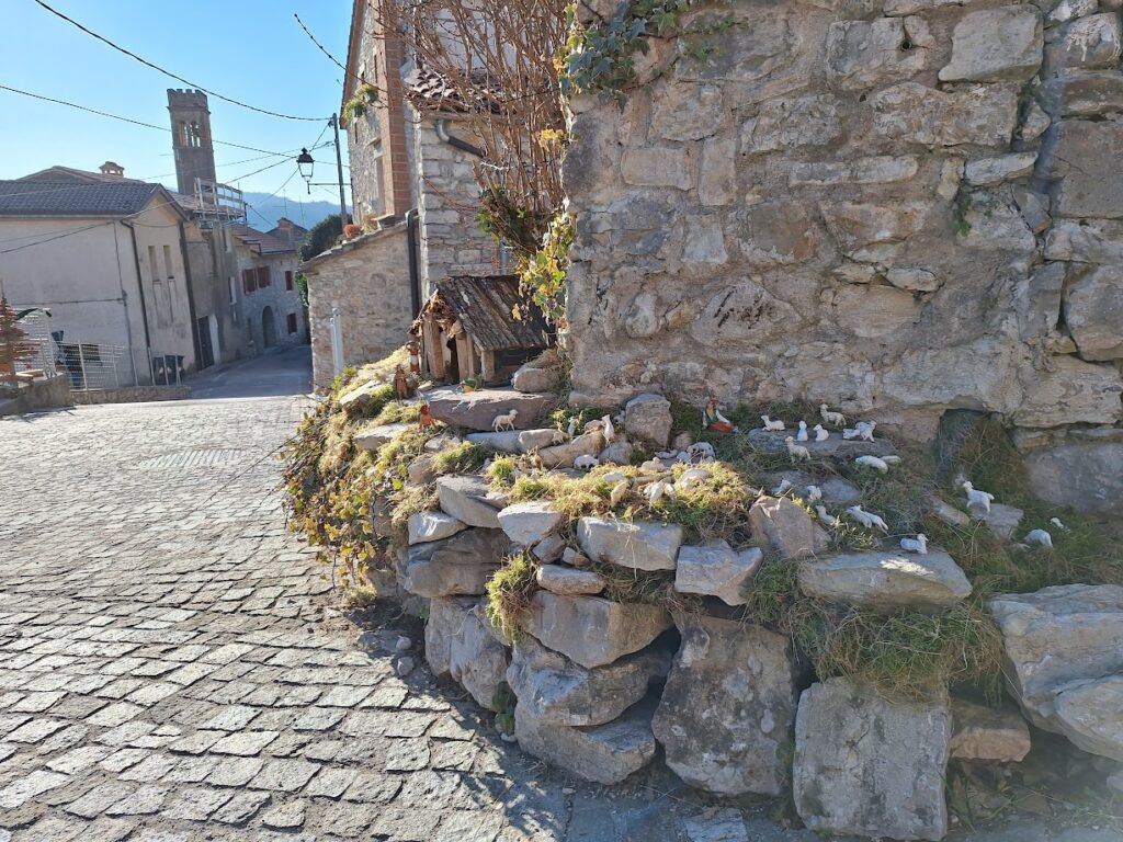 Presepe a Santa Maria. Sulla via del ritorno c'e' aria di festa, musica alta e risate. Stasera si chiude l'anno!