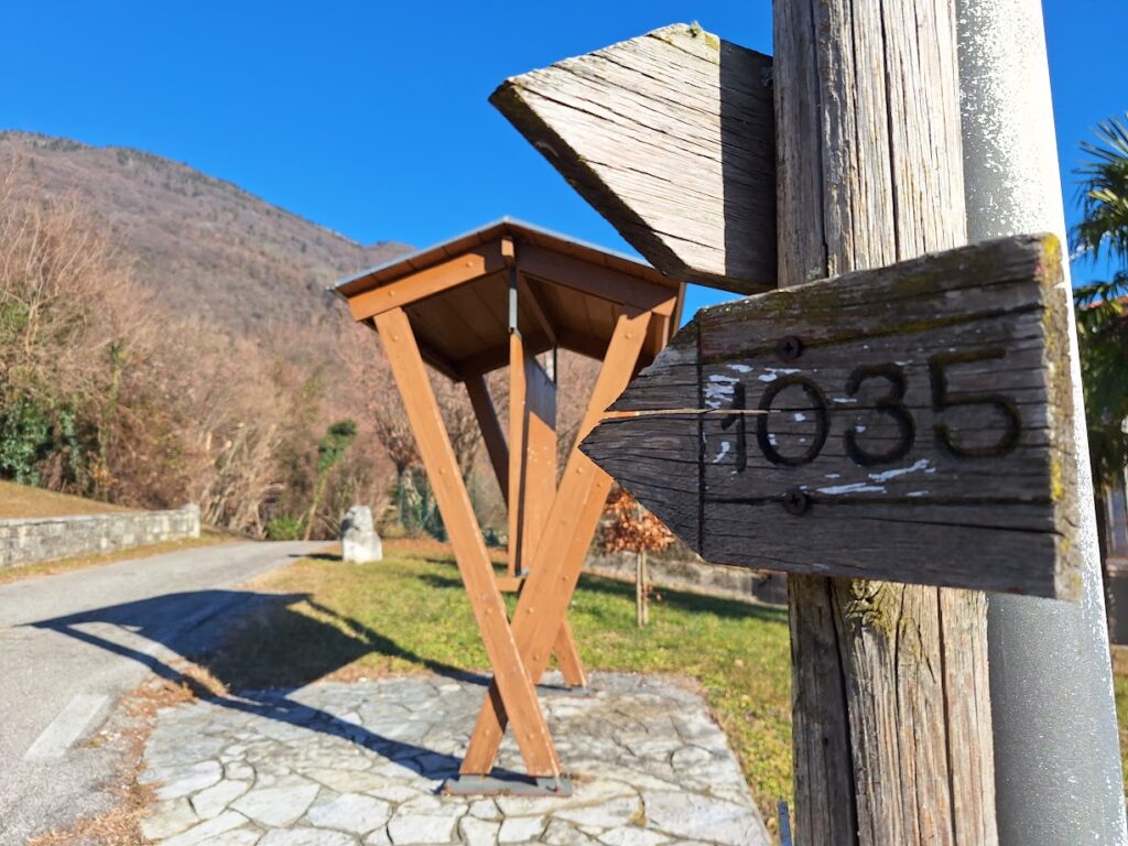 Segnavia 1035 a Sottocroda presso la Casa degli Alpini