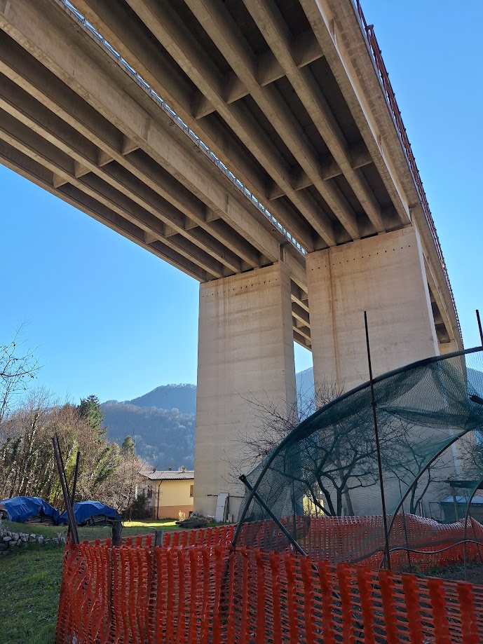 Tra i piloni dell'autostrada