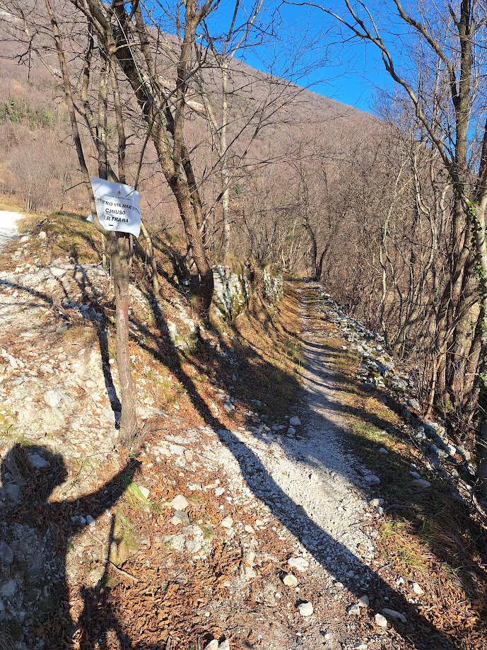 Tratto della Antica Via Maestra chiuso per frana