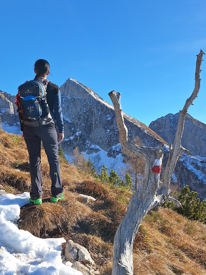 Ci affacciamo sulla val de Piera di fronte al Cimon della Palantina.