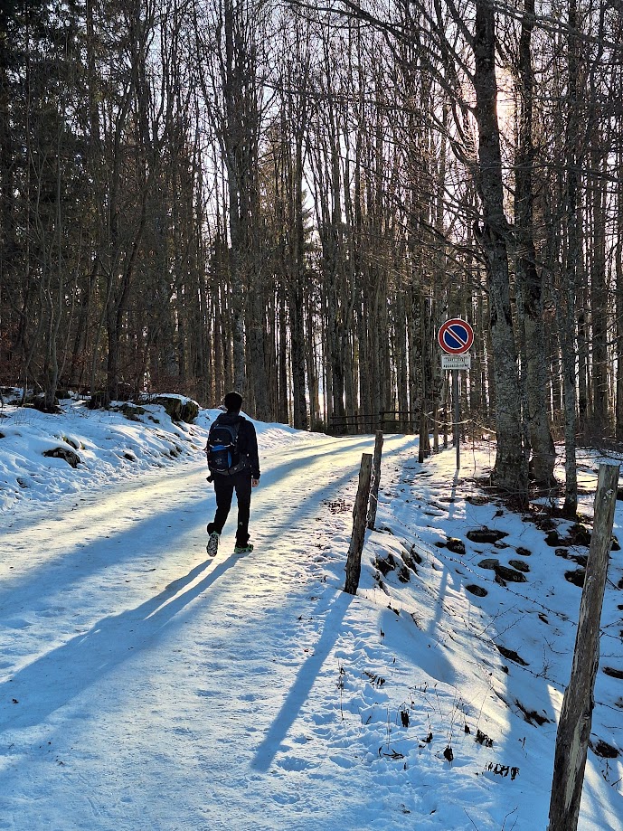 Rientro tra le ombre lunghe.