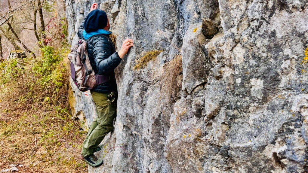 Ci lasciamo tentare dalla paretina di roccia, troppo bella.