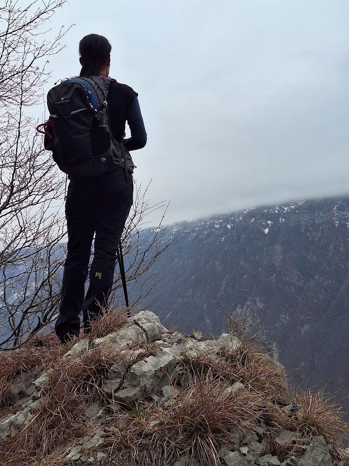 Il paesaggio si fa decisamente interessante, sotto i piedi e anche tutto intorno.