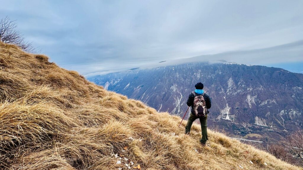 Val Lapisina, salendo alle Casere Marin. Uno sguardo all'altro lato della valle del Fadalto.