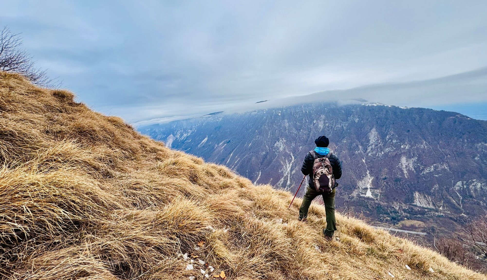 Val Lapisina, salendo alle Casere Marin. Uno sguardo all'altro lato della valle del Fadalto.