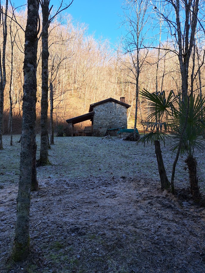 Una casera in attesa di esser raggiunta da un raggio di sole.