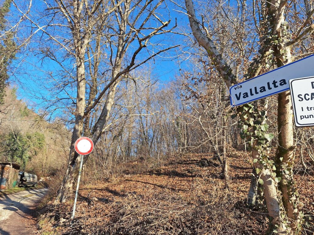 Ecco l'inizio di Via Vallalta, lungo la Strada Vecchia per Farrò.