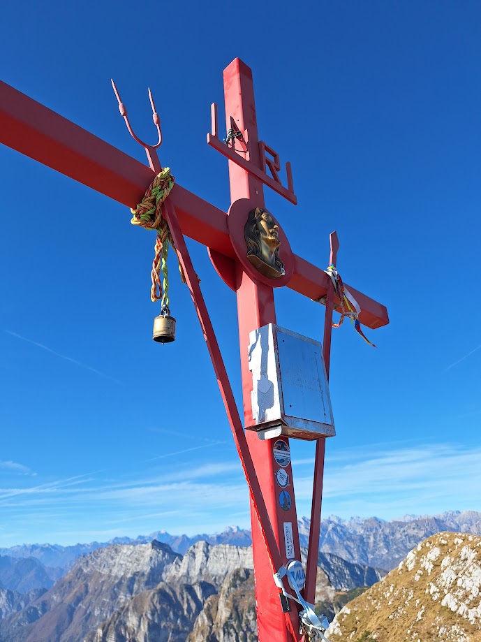 La croce in cima al Monte Raut.