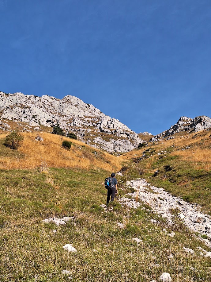 Eccolo, inizia il ghiaione, che ci porta a ridosso delle pareti di roccia.