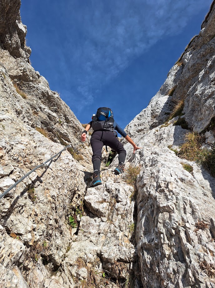 Passaggio attrezzato, salendo a Forcella Capra.