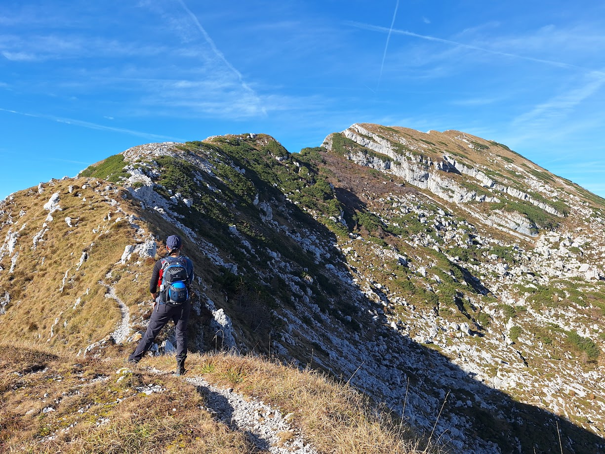 Percorso in cresta verso la Cima del Monte Raut.