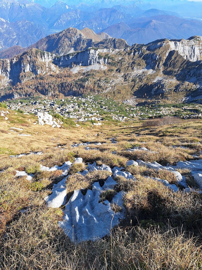 Roccia erosa e vista a Nord, scendendo dalla Cima del Raut.