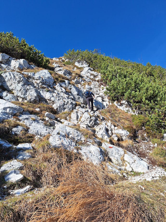 Tratto attrezzato in cresta. Mettete il caschetto se l'avete portato, qui sono volati sassi involontari dal gruppo che ci stava di sopra.