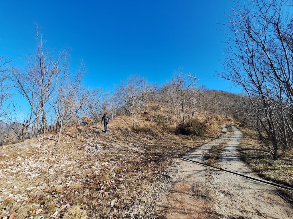 L'imbocco del sentiero di cresta. Non perdetelo, è in corrispondenza di una selletta dove la strada sterrata affaccia finalmente verso Nord.