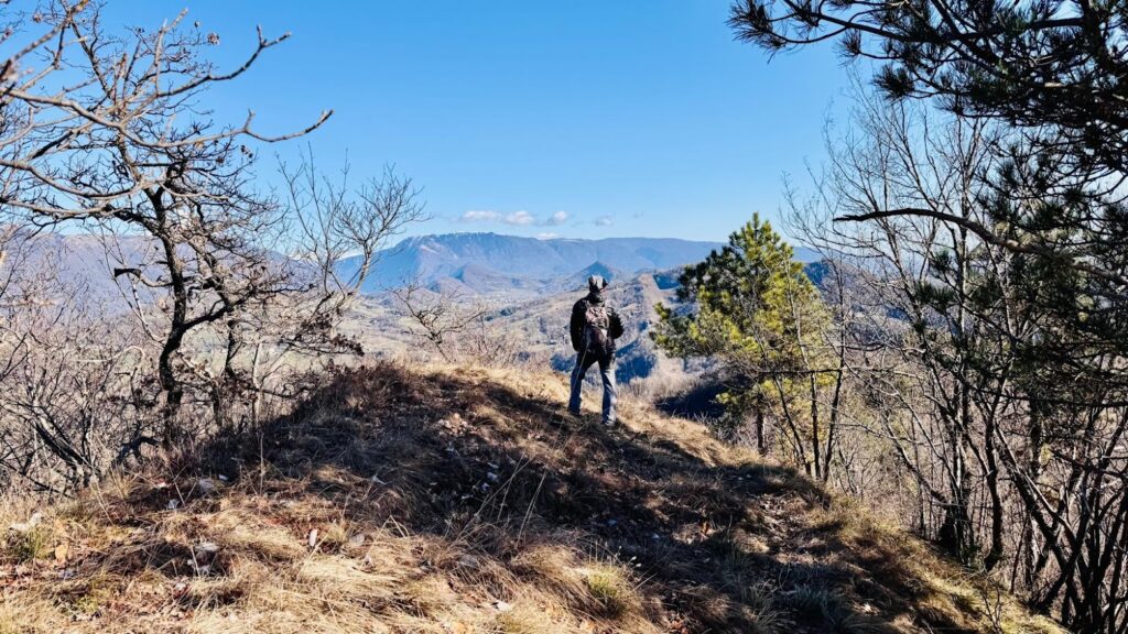 Appena dopo la croce di vetta, la cresta si allarga in un piccolo terrazzino da dove si possono ammirare le colline in direzione di Arfanta, Mondragon e Mondaresca. Spettacolare!