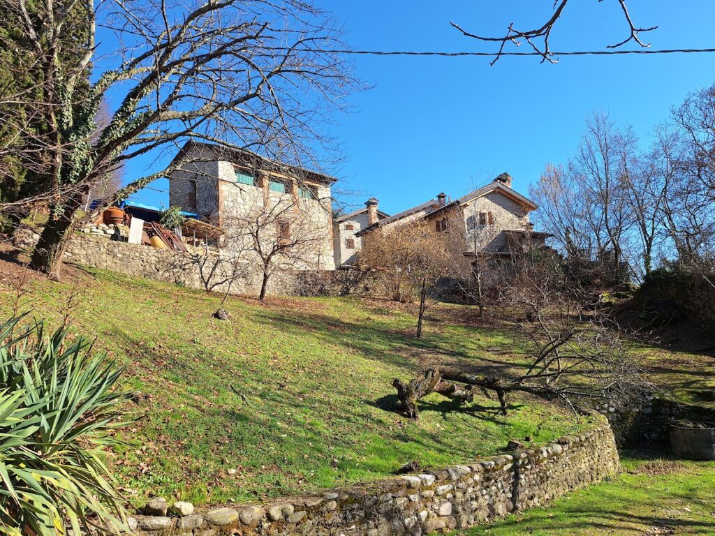 Borghetto incrociato sulla via del rientro. Un paio di tornanti dopo il borghetto si lascia la strada e si prende sulla sinistra un sentiero che entra in bosco.